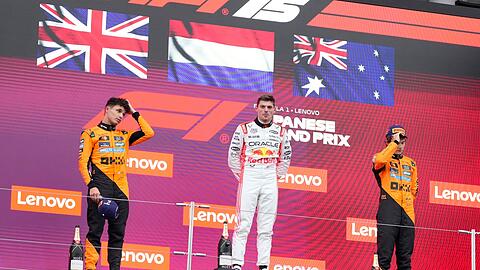 Das Suzuka-Podium: In der Mitte glänzt Max Verstappen.