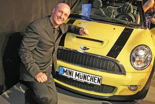 Zum Niederknien: Mini-Chef Rudolf Leberfing demonstriert, was er vom neuen Modell hält.