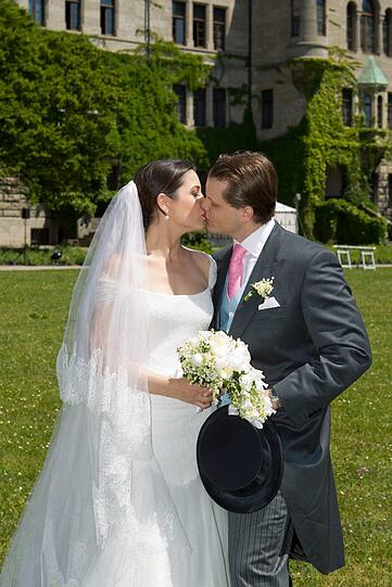 Der Sohn des Bleistiftherstellers Anton Wolfgang Graf von Faber-Castell, Charles Alexander, und seine Ehefrau Melisa Eliyesil haben am Samstag kirchlich geheiratet. Die Bilder von der Adelshochzeit!