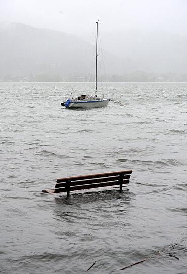 Auch den Tegernsee hatte das Hochwasser in der letzten Tagen fest im Griff.