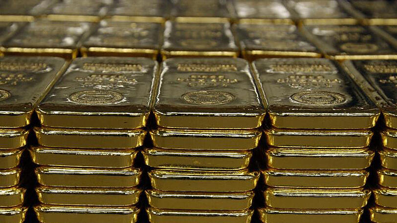 Grund für den Höhenflug des Goldpreises sind kräftige Kursverluste beim US-Dollar, die Gold außerhalb des Dollarraums günstiger machen und damit die Nachfrage steigern.