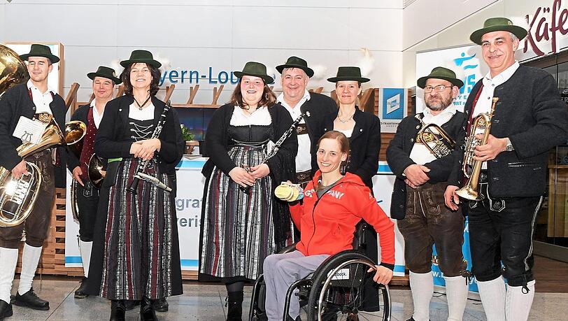 Empfang mit Tracht und Blasmusik: Anna Schaffelhuber.. Empfang mit Tracht und Blasmusik: Anna Schaffelhuber..