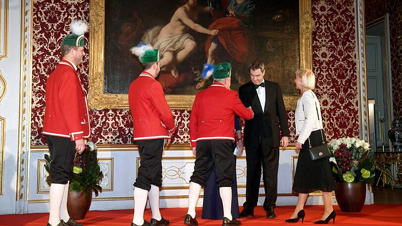 Markus Söder (CSU), Ministerpräsident (2.v.r) begrüßt eine Gruppe von Schäffler beim Defilee des Neujahrsempfang in der Münchner Residenz.