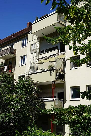 Glücklicherweise war niemand auf dem Balkon, als der plötzlich runter krachte.
