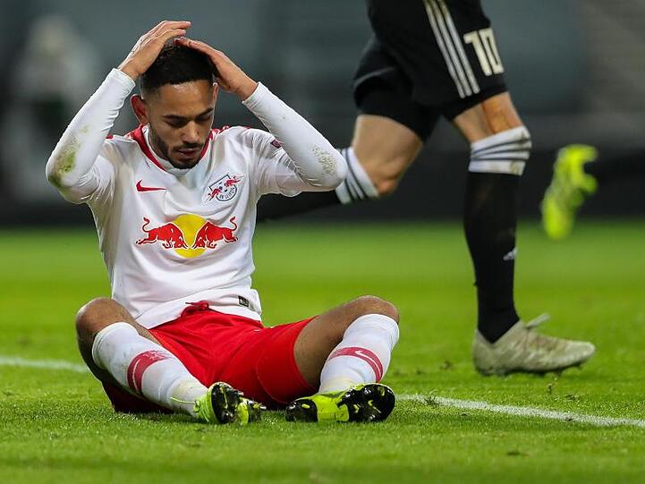 Leipzigs Torschütze Matheus Cunha sitzt enttäuscht am Boden.