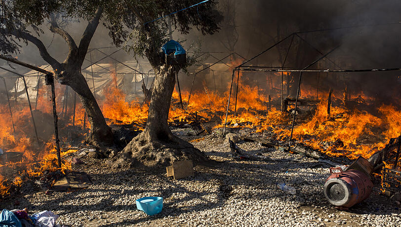 Im bereits ausgebrannten Flüchtlingslager Moria stehen Zelte in Flammen. Mehrere Brände haben das Lager fast vollständig zerstört.