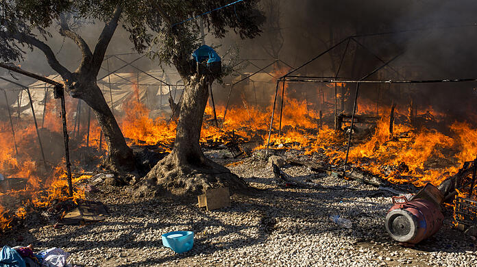 Im bereits ausgebrannten Flüchtlingslager Moria stehen Zelte in Flammen. Mehrere Brände haben das Lager fast vollständig zerstört.