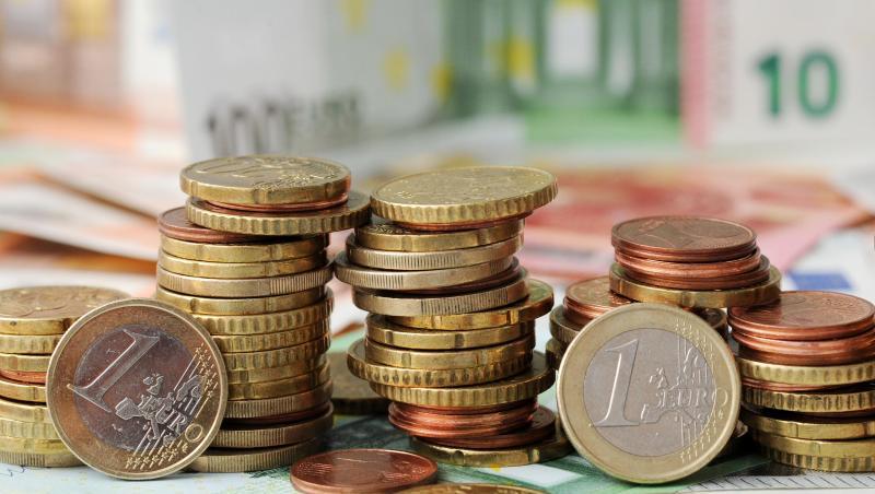 Euro-Münzen auf Euro-Banknoten.