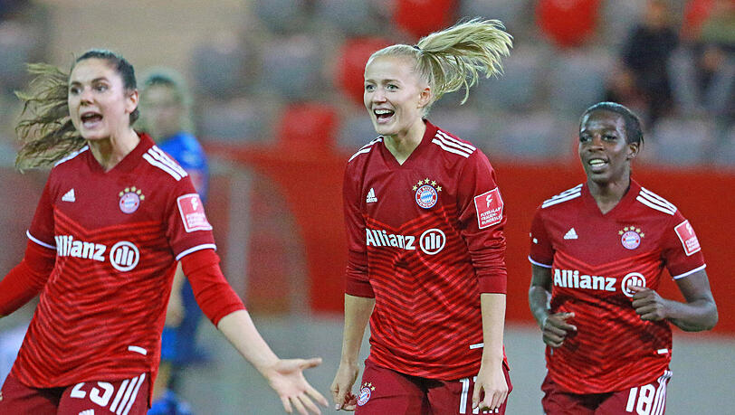Die Bayern-Spielerinnen Sarah Zadrazil (li.),  Lea Schüller (Mitte) und Viviane Asseyi (rechts)