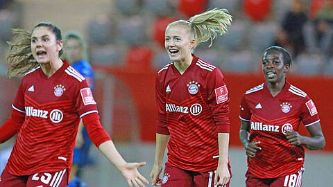 Die Bayern-Spielerinnen Sarah Zadrazil (li.),  Lea Schüller (Mitte) und Viviane Asseyi (rechts)