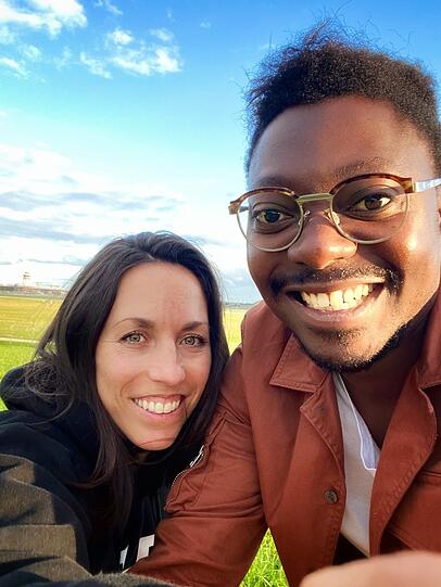 Eva Hofer und Dedis Mbeka-Male bei einem gemeinsamen Ausflug im Herbst.