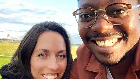 Eva Hofer und Dedis Mbeka-Male bei einem gemeinsamen Ausflug im Herbst.