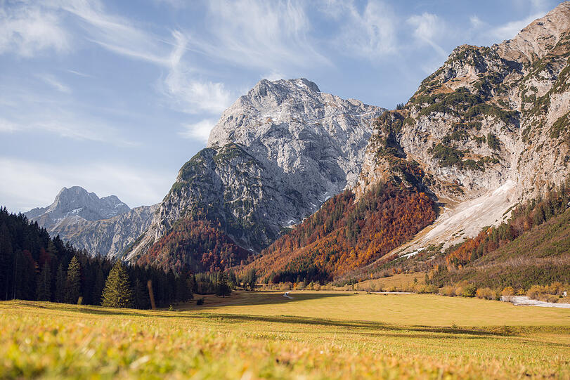 Das Falzthurntal am Achensee, im Hintergrund die Lamsenspitze. Der Weg zum Bärenlahnersattel führt durch das Seitental nach rechts in der Bildmitte. Das Herbstmotiv wurde mit Bedacht gewählt: Da der Weg fast durchwegs in der Sonne verläuft, ist das die beste Jahreszeit für die beschriebene Tour.