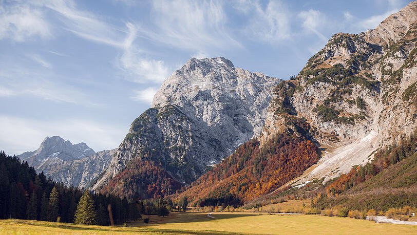 Das Falzthurntal am Achensee, im Hintergrund die Lamsenspitze. Der Weg zum Bärenlahnersattel führt durch das Seitental nach rechts in der Bildmitte. Das Herbstmotiv wurde mit Bedacht gewählt: Da der Weg fast durchwegs in der Sonne verläuft, ist das die beste Jahreszeit für die beschriebene Tour. Das Falzthurntal am Achensee, im Hintergrund die Lamsenspitze. Der Weg zum Bärenlahnersattel führt durch das Seitental nach rechts in der Bildmitte. Das Herbstmotiv wurde mit Bedacht gewählt: Da der Weg fast durchwegs in der Sonne verläuft, ist das die beste Jahreszeit für die beschriebene Tour.