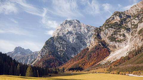 Das Falzthurntal am Achensee, im Hintergrund die Lamsenspitze. Der Weg zum Bärenlahnersattel führt durch das Seitental nach rechts in der Bildmitte. Das Herbstmotiv wurde mit Bedacht gewählt: Da der Weg fast durchwegs in der Sonne verläuft, ist das die beste Jahreszeit für die beschriebene Tour.