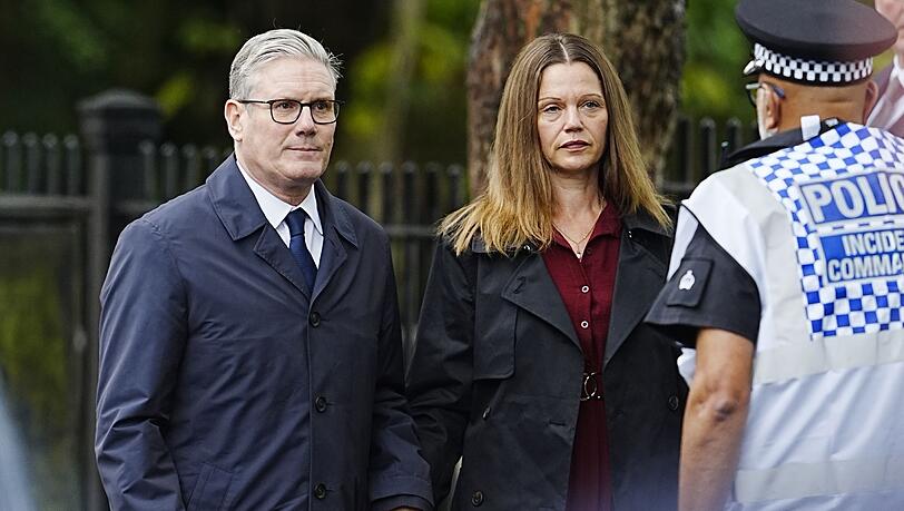 Der britische Premier Keir Starmer besucht den Ort des Geschehens am Tag nach dem Angriff auf eine Synagoge in Manchester. Der britische Premier Keir Starmer besucht den Ort des Geschehens am Tag nach dem Angriff auf eine Synagoge in Manchester.