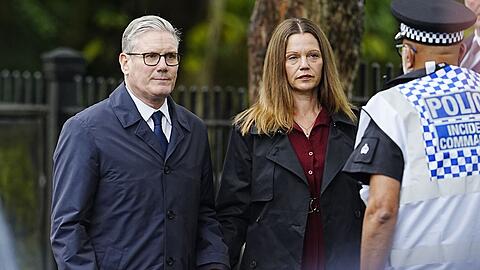 Der britische Premier Keir Starmer besucht den Ort des Geschehens am Tag nach dem Angriff auf eine Synagoge in Manchester.