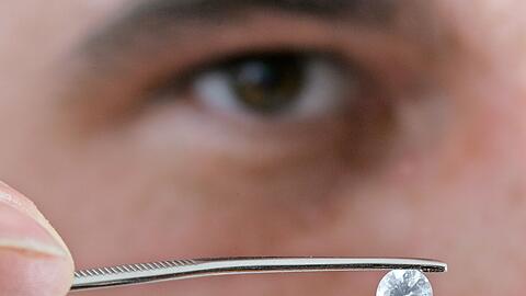 In zwei Bundesländern ist es erlaubt, einen Teil der Totenasche zu einem Diamanten zu verarbeiten. (Archivbild)