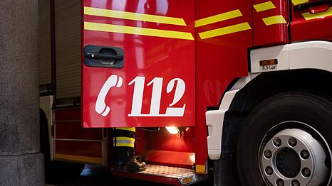 Feuerwehrleute verhindert im Landkries Passau, dass Bitumen in einen Fluss ger&auml;t. (Symbolbild)