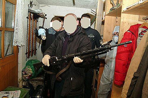 Beamte präsentieren das Sturmgewehr.