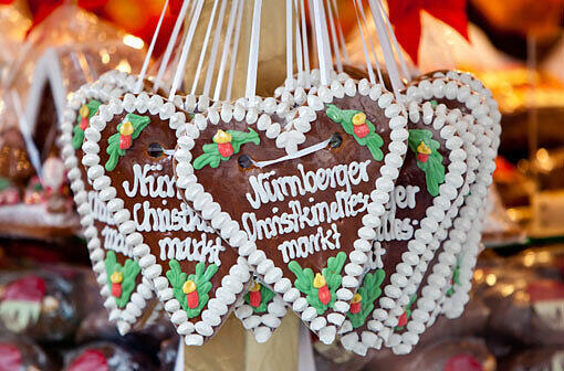 Der erste Vorgeschmack aufs Christkind: In Nürnberg werden ab heute wieder frische Lebkuchen für Weihnachten gebacken.