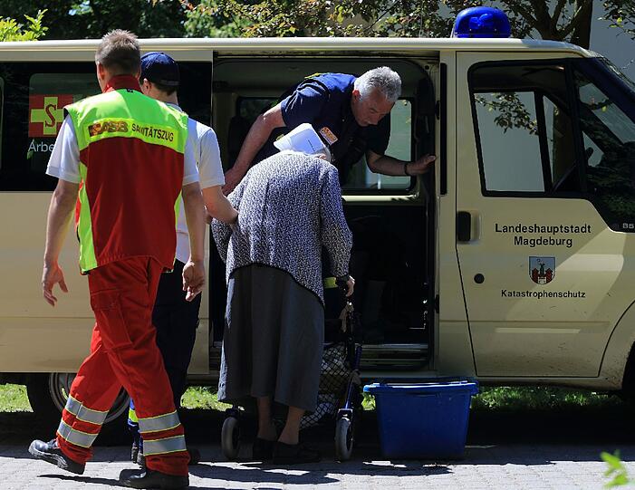 Das Gelände der Pfeifferschen Stiftungen in Magdeburg (Sachsen-Anhalt) musste am Freitag evakuiert werden. Mehrere Hundert Pflegebedürftige und Kranke aus dem ostelbischen Krankenhaus werden vor dem Elbe-Hochwasser in Sicherheit gebracht. In Magdeburg steigt das Hochwasser der Elbe deutlich schneller und vermutlich höher als erwartet.