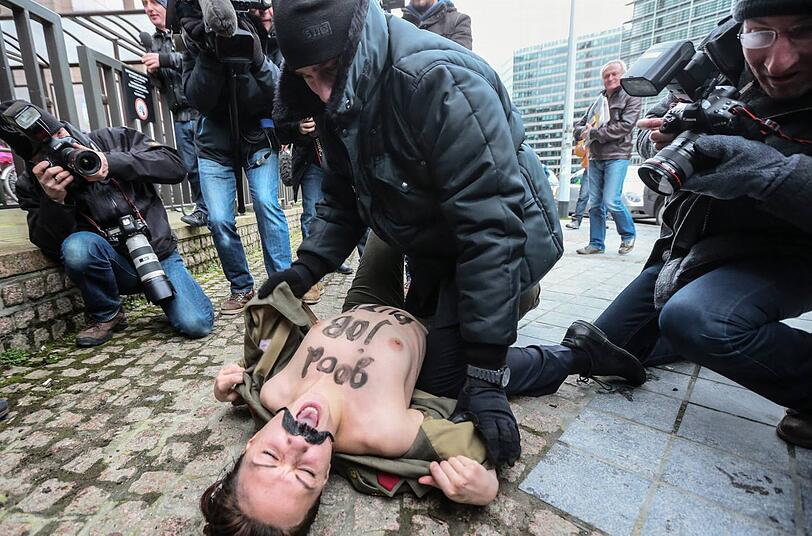 Die beiden Femen-Aktivistinnen wurden vorläufig festgenommen.