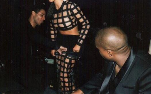 Kim Kardashian quetscht sich für eine Balmain-Kampagne in viel zu kleine Kleider