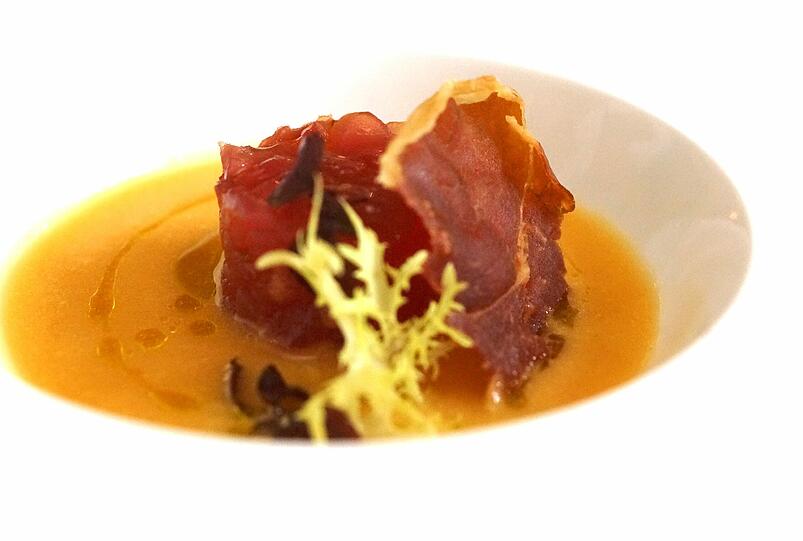 1. Gang: Melonensuppe mit Thunfisch-Tartar und San-Daniele-Chip