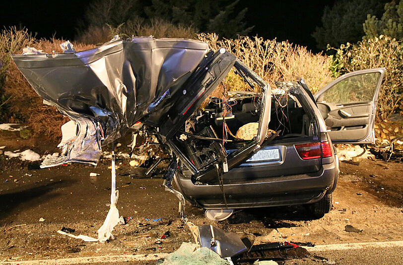 Der BMW wurde bei dem Zusammenprall mit dem Lkw regelrecht zerfetzt.