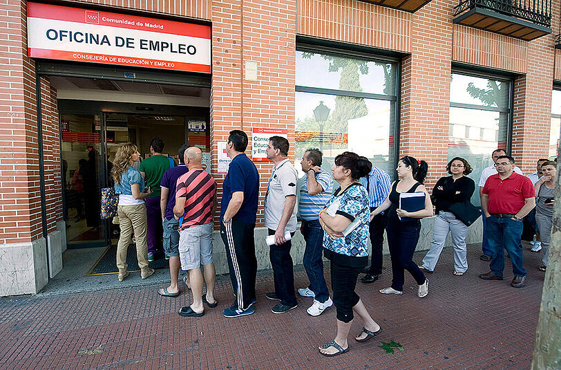 Arbeitslose stehen Schlange vor einem Arbeitsamt in Alcala de Henares bei Madrid.
