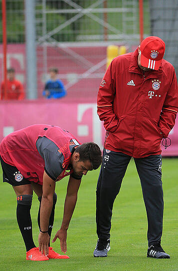 Juan Bernat (l.) und Carlo Ancelotti.