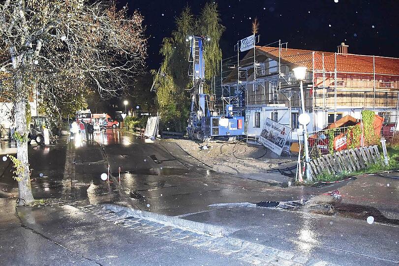 Polizei und Feuerwehr sicherten die Fahrbahnabsenkung in der Lindenstraße.