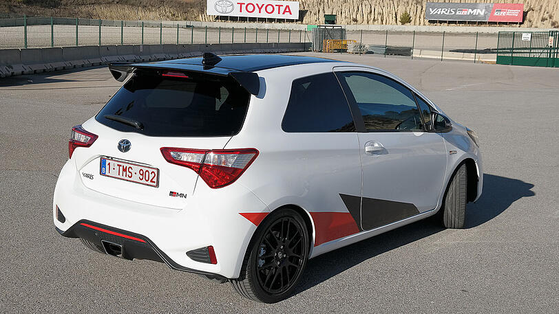 Der Yaris GRMN steht auf schicken 17-Zoll-Felgen - und passt gut auf die Rennstrecke.
