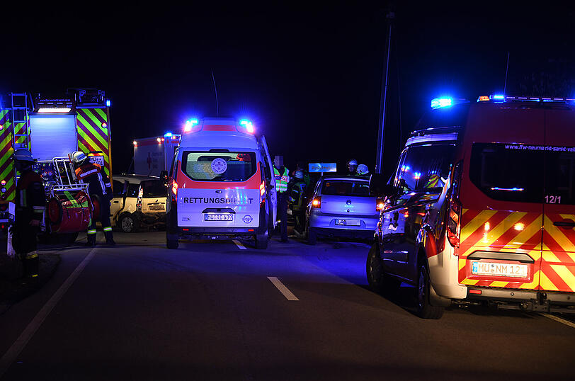 Bei dem Unfall entstand ein Sachschaden in fünfstelliger Höhe, vier Menschen wurden verletzt.