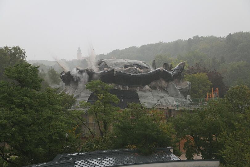 Die Sprengung der Elefantenhaus-Kuppel aus dem Blickwinkel der Drohne