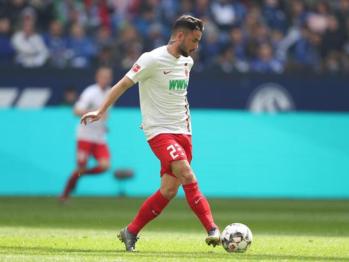 Marco Richter, U21-Nationalspieler und Spieler beim FC Augsburg, ist am Ball. Foto: Friso Gentsch/Archivbild