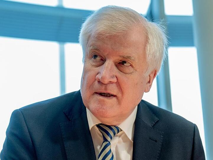 Seehofer (CSU) hängt die Messlatte für seine Partei bei der Europawahl hoch. Foto: Michael Kappeler/Archiv