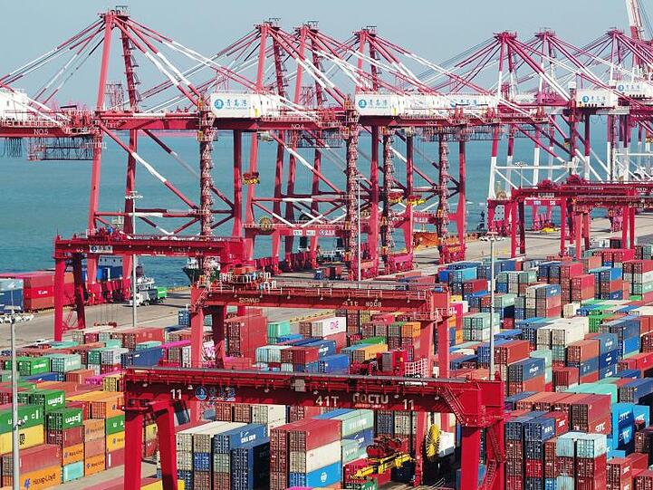 In einem Hafen stehen Container und Containerbrücken (Archiv).