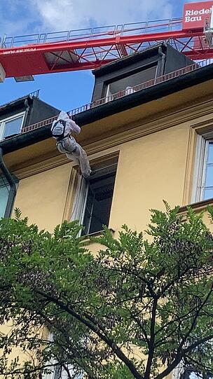 Einer der Aktivisten seilt sich am Haus an der Karlstraße ab.