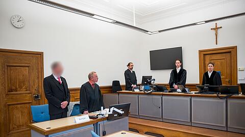 Der damals 41 Jahre alte Beklagte hatte 2018 in Vernehmungen angegeben, Peggys Leiche in ein Waldstück geschafft zu haben. Diese Aussage zog er später zurück, da er von der Polizei unter Druck gesetzt worden sein soll.