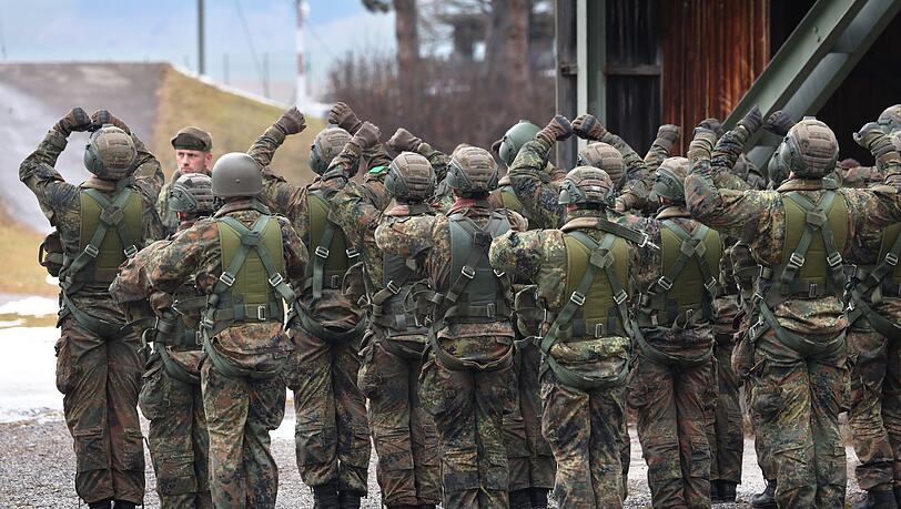 Nach dem Skandal bei den Fallschirmj&auml;gern spricht Generalleutnant Freuding von "individuellen Verfehlungen".