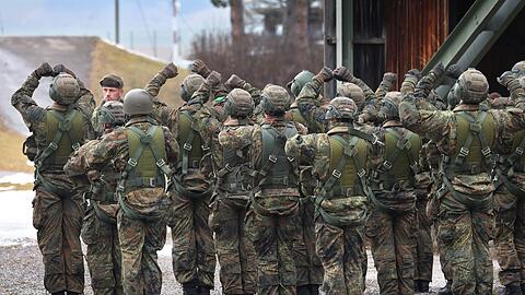 Nach dem Skandal bei den Fallschirmj&auml;gern spricht Generalleutnant Freuding von "individuellen Verfehlungen".