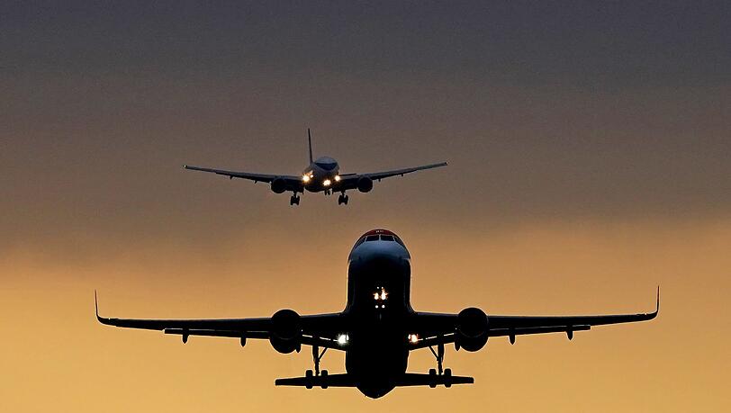 Hunderte Millionen Menschen fliegen jedes Jahr in der EU. (Archivbild) Hunderte Millionen Menschen fliegen jedes Jahr in der EU. (Archivbild)