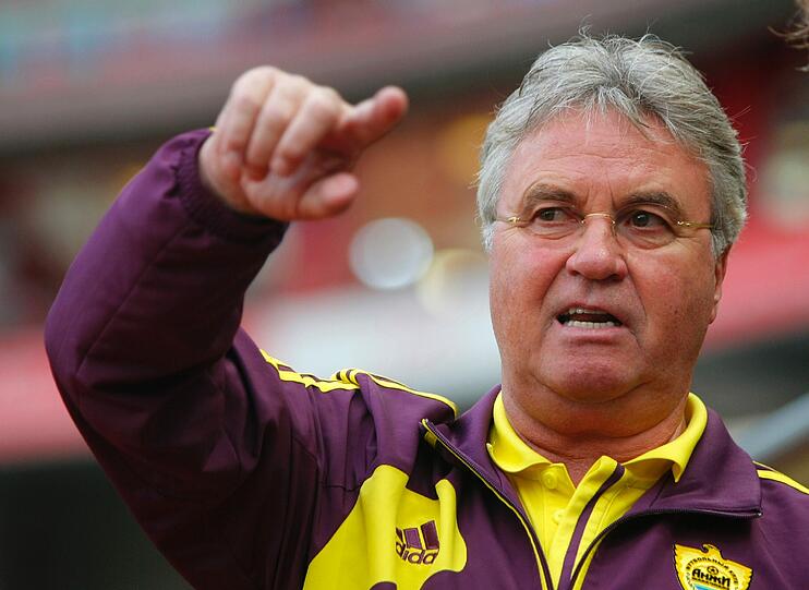 Nur Hiddink und Herbert: 
Es gibt wenige Beispiele im Fußball für Trainer mit Doppelfunktion. Eines ist Guus Hiddink. Allerdings überschnitt sich die Hiddink&rsquo;sche Rolle in Personalunion nur für wenige Monate, in denen der Niederländer zudem beim russischen Verband kaum gefordert war. Mit dem FC Chelsea gewann der heute 66-Jährige in dieser Zeit aber immerhin den FA-Cup. Im Sommer 2009 musste Hiddink nach vier Monaten im Amt aber für Carlo Ancelotti weichen. Ein weiteres Engagement beim FC Chelsea scheiterte letztlich auch an seiner Funktion als russischer Nationaltrainer, die er zur WM in Südafrika hätte führen sollen &ndash; diese verpasste das Team aber in der Relegation. Aber nicht wegen der Doppelrolle. Eine solche hat übrigens auch mal Rickie Herbert in Neuseeland ausgefüllt. Aber da war der Druck auch nicht ganz so immens wie bei Hiddink.