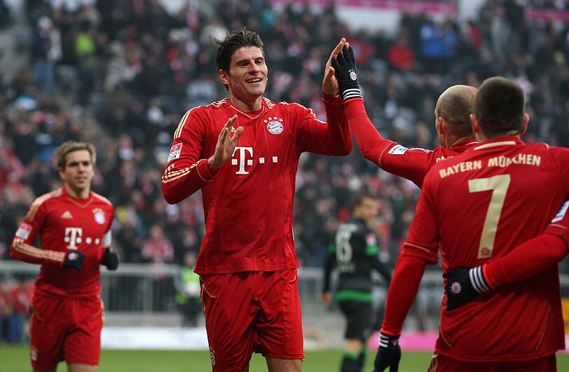 Hand drauf: Arjen Robben und Franck Ribéry (r.) gratulieren Mario Gomez zu seinem Doppelpack gegen Werder. Foto: sampics/Augenklick