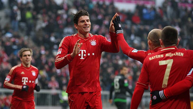 Hand drauf: Arjen Robben und Franck Ribéry (r.) gratulieren Mario Gomez zu seinem Doppelpack gegen Werder. Foto: sampics/Augenklick Hand drauf: Arjen Robben und Franck Ribéry (r.) gratulieren Mario Gomez zu seinem Doppelpack gegen Werder. Foto: sampics/Augenklick