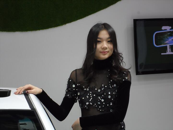Schöne Frauen an neuen Autos: Eine nach wie vor unschlagbar attraktive Kombination - auch in Shanghai.