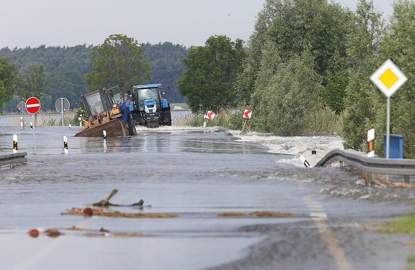 Auch etwas weiter südlich bei Schönhausen ist die Elbe über die Ufer getreten.