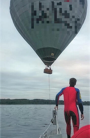 Ein Heißluftballon ist in den Starnberger See gestürzt. Die Bilder von der spektakulären Rettungsaktion.